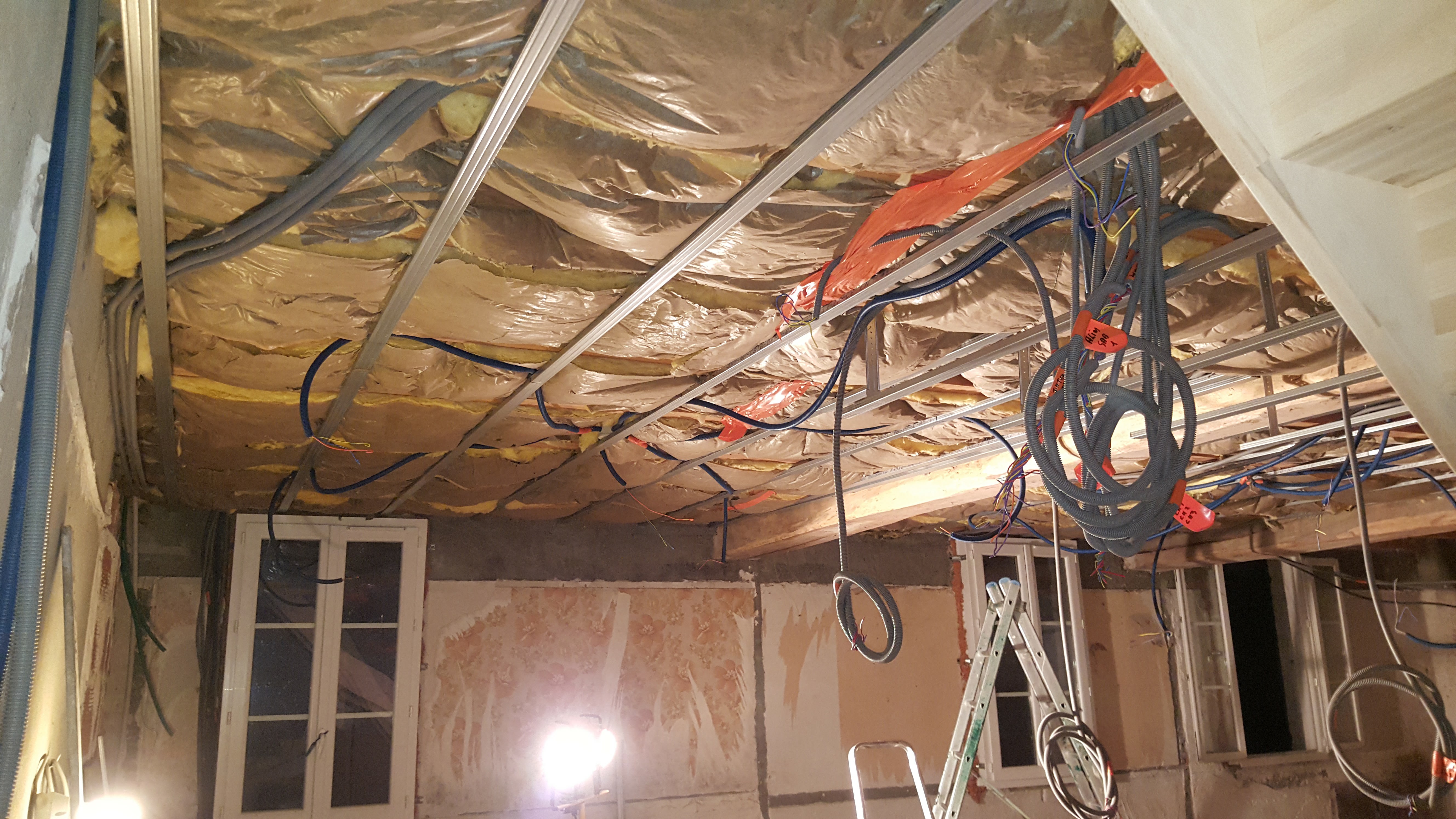 Plafond et couloir avec poutre apparente — finition propre