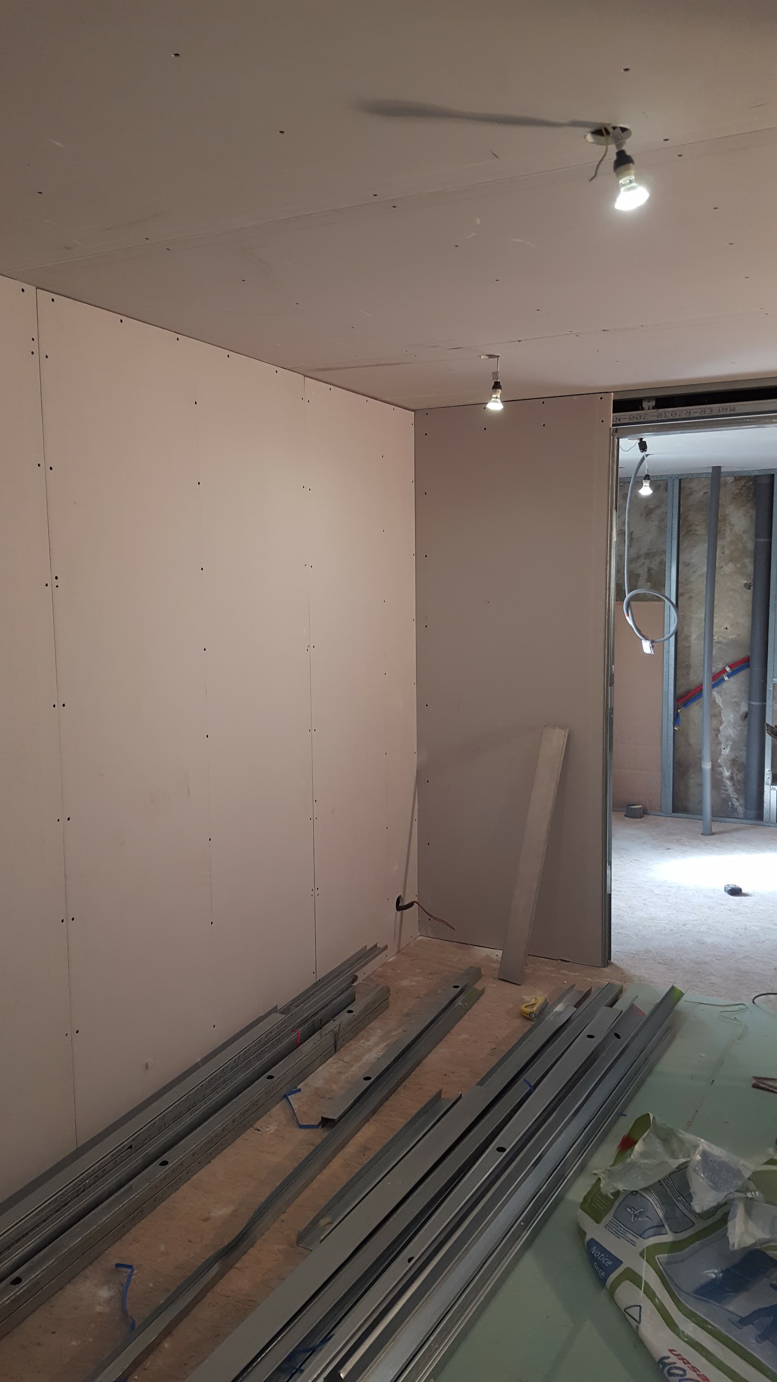 Pose de plaques de plâtre — couloir et plafond