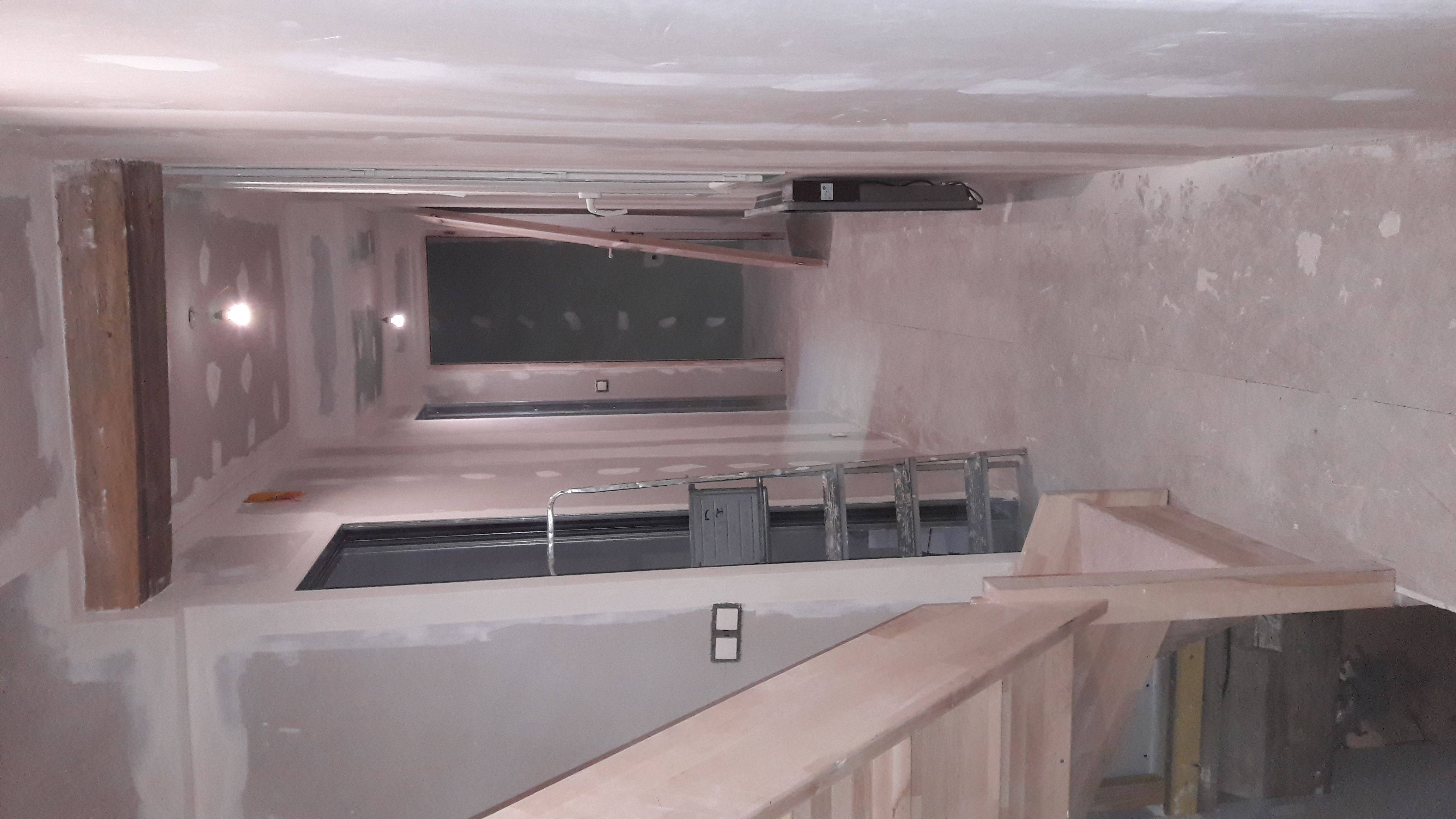 Rénovation intérieure noir et blanc — finition complète