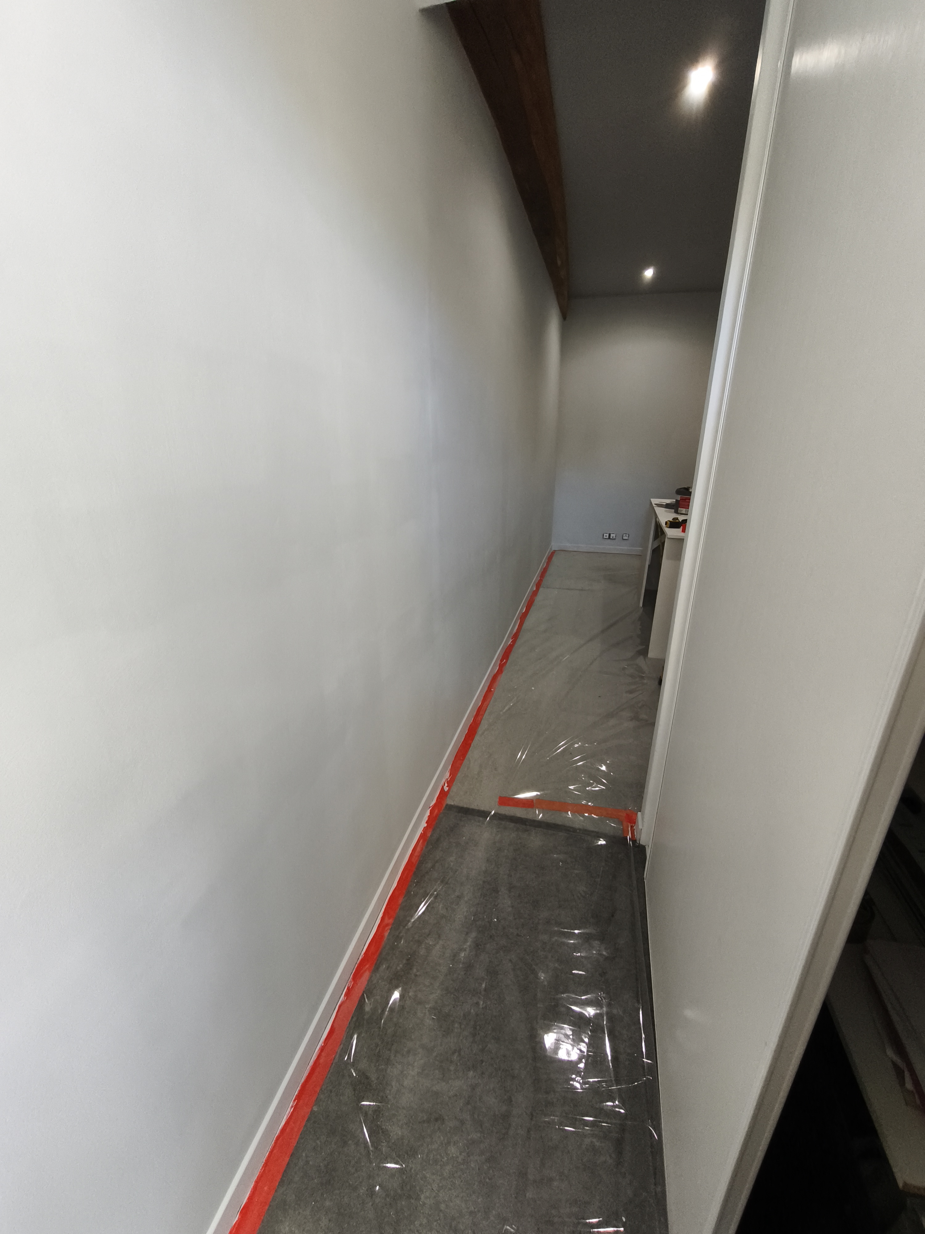 Couloir terminé, peinture posée et bandes invisibles